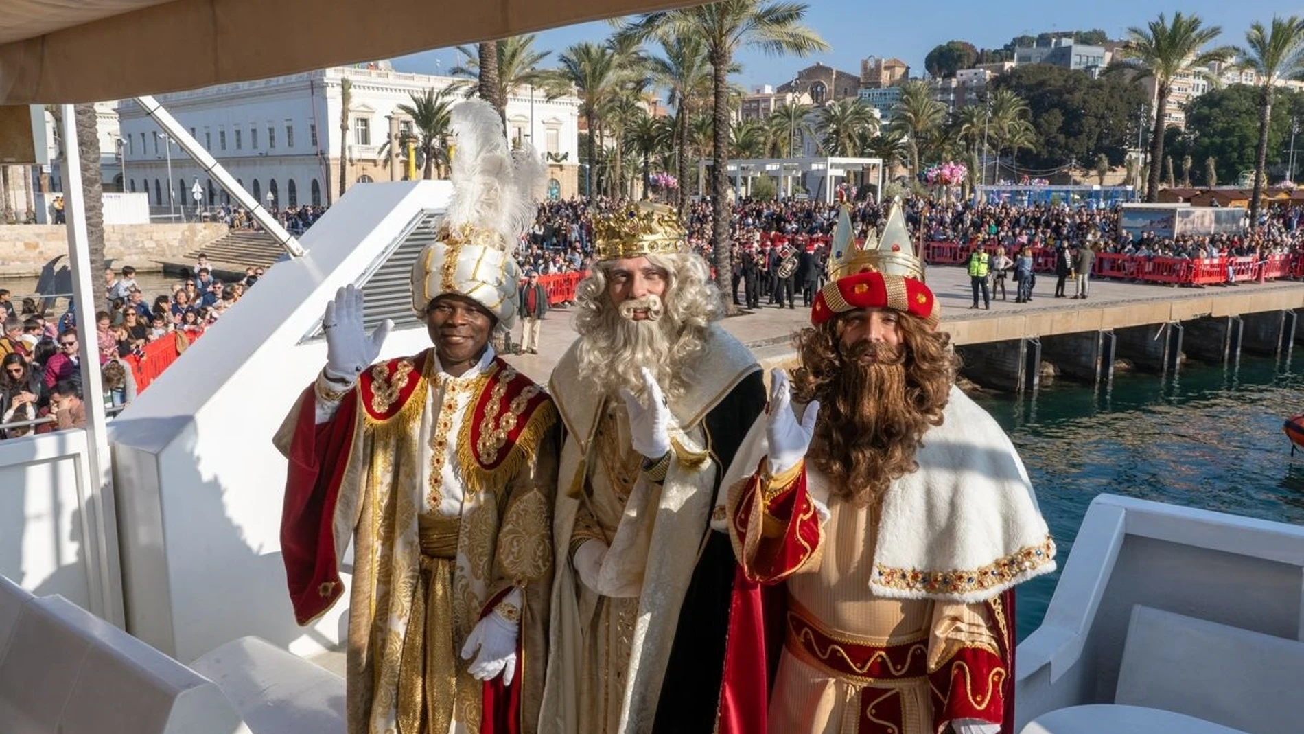 Sus majestades los Reyes Magos de Oriente a bordo de un barco en el puerto de Cartagena