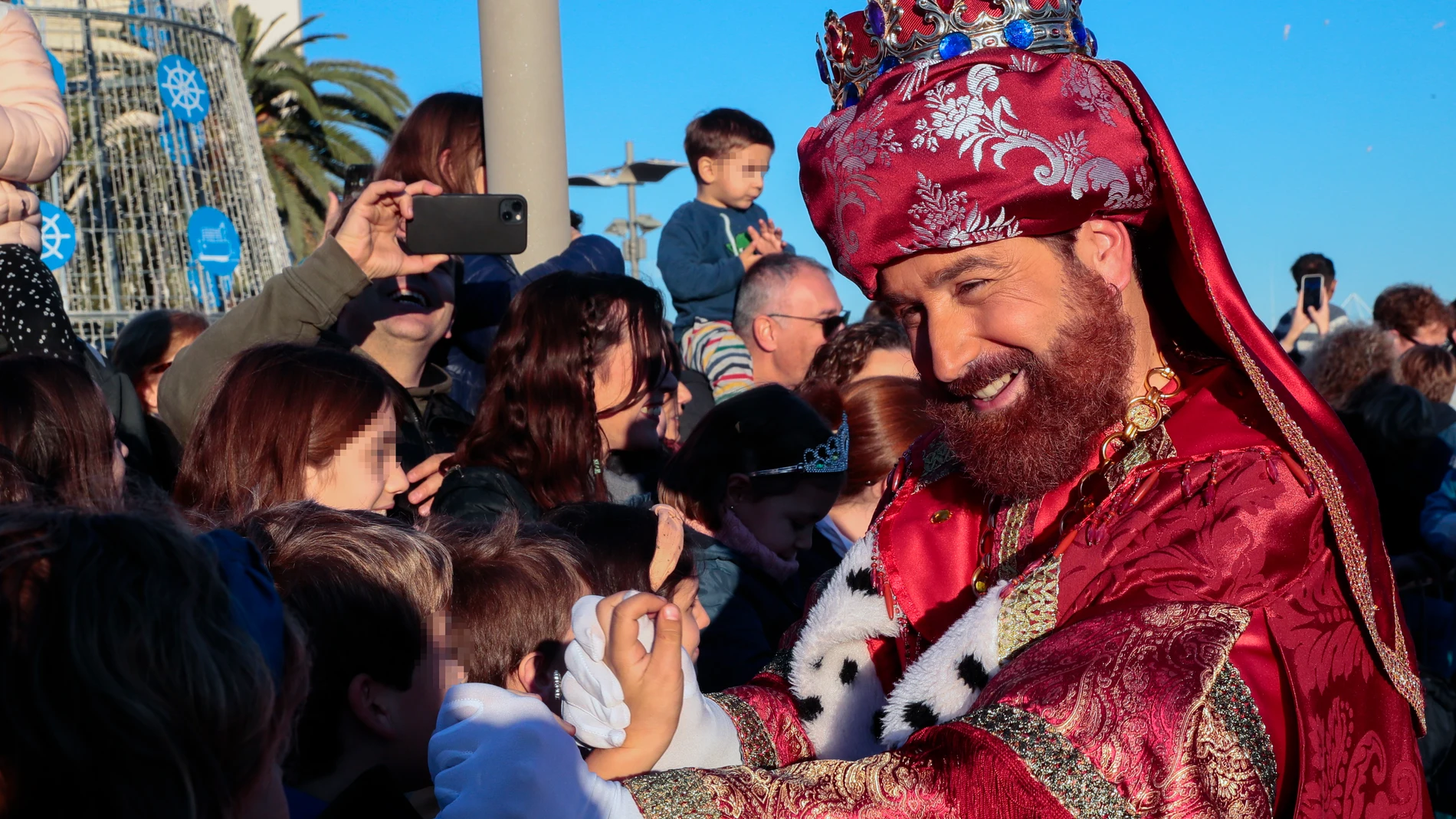 El rey Gaspar saluda a los niños que les esperaban en el puerto de Valencia