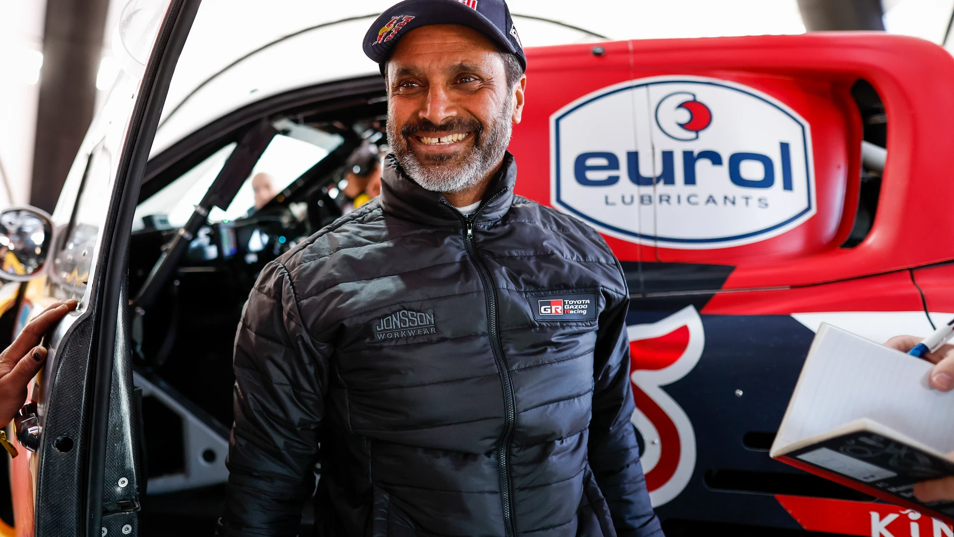 Nasser A-Attiyah sonríe tras ganar la quinta etapa del Dakar 2023