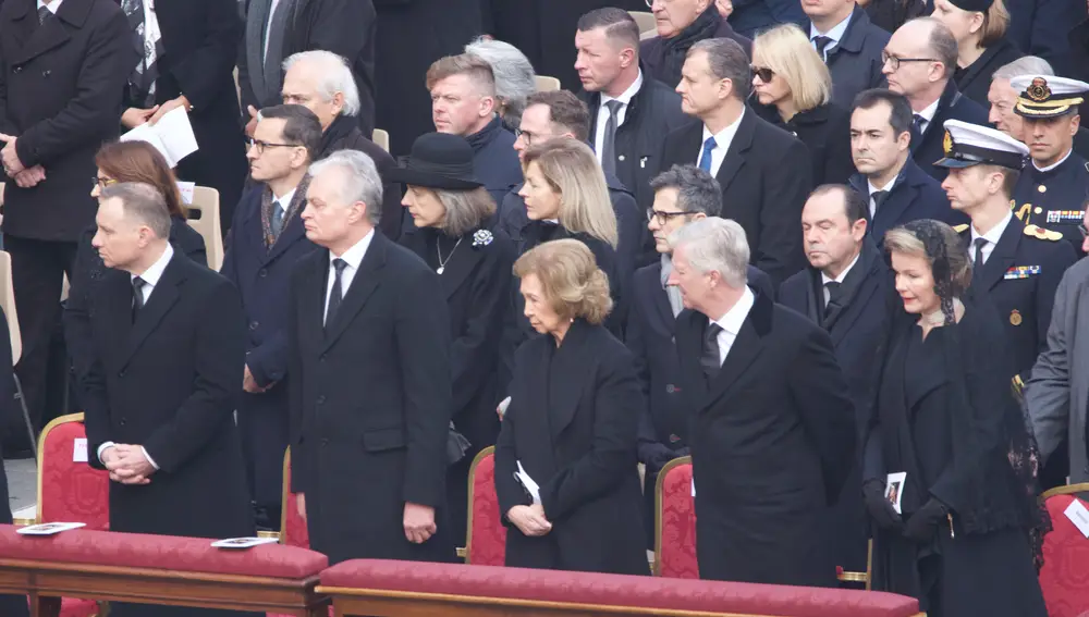 La Reina Sofía y los Reyes de Bélgica Felipe y Matilde en los funerales de Benedicto XVI