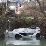 Los bomberos de Palencia proceden a recuperar el vehículo que se precipitó ayer al río Carrión en la zona del Camino de San Román
