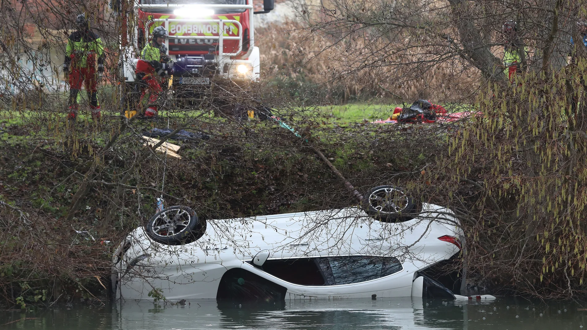 Los bomberos de Palencia proceden a recuperar el vehículo que se precipitó ayer al río Carrión en la zona del Camino de San Román