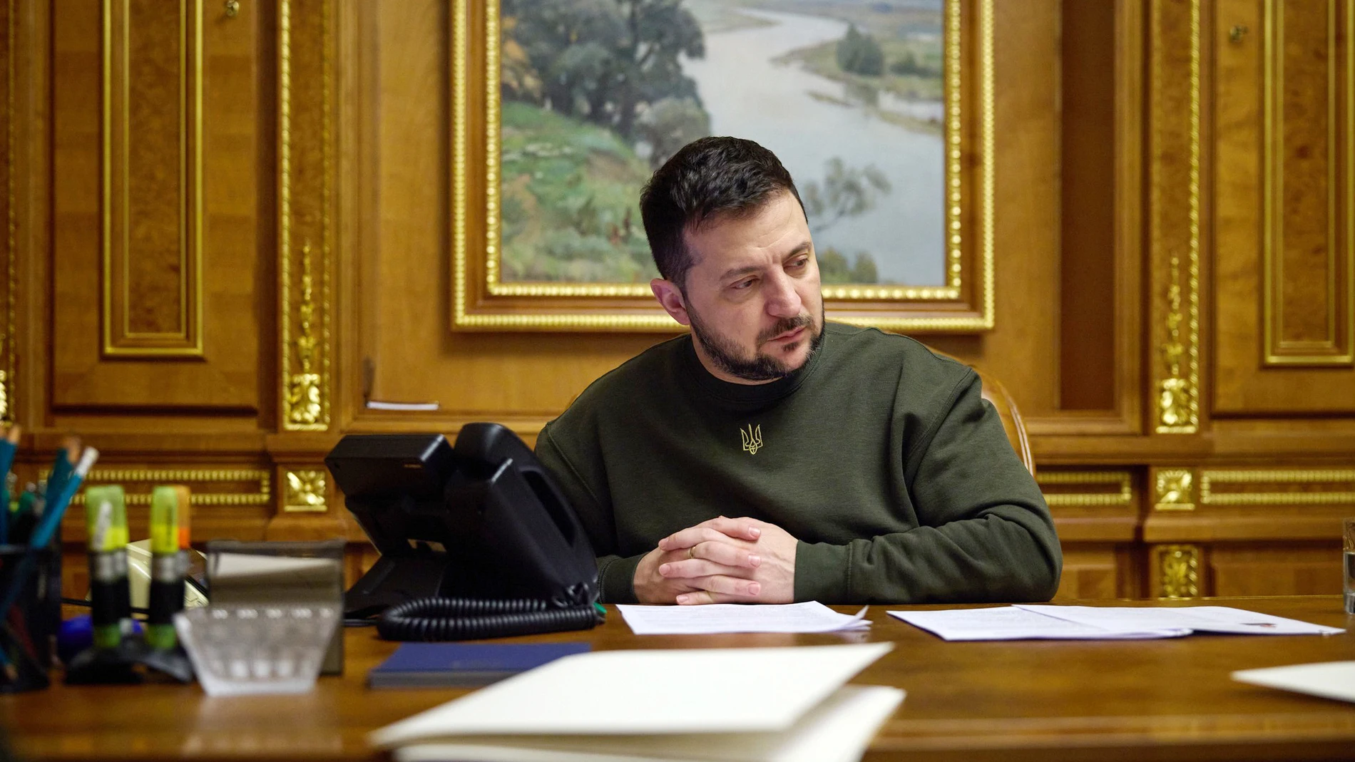 El presidente ucraniano Volodimir Zelenski mantiene una conversación telefónica con su homólogo japonés, Fumio Kishida en su despacho de Kyiv