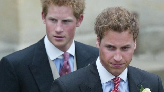 El príncipe Harry y el príncipe William, en la adolescencia. AP