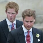 El príncipe Harry y el príncipe William, en la adolescencia. AP