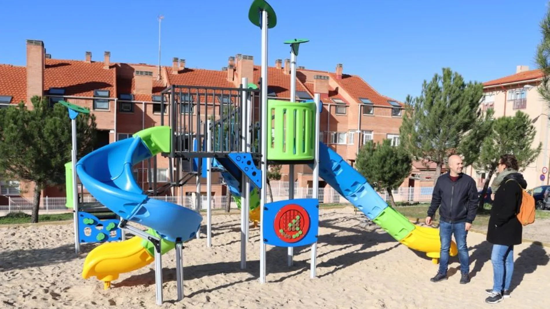 Parque de juego infantil en el barrio de San José - El Palo Mirasierra