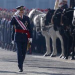 Felipe VI ha pasado revista al Escuadrón de Honores formado en el Patio de la Armería del Palacio Real.