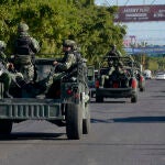 Miembros del Ejército mexicano patrullan hoy, un día después de los enfrentamientos de las Fuerzas Federales con grupos armados tras la detención de Ovidio Guzmán, en la ciudad de Culiacán, estado de Sinaloa (México)