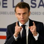 El presidente francés, Emmanuel Macron, ayer en un hospital de París