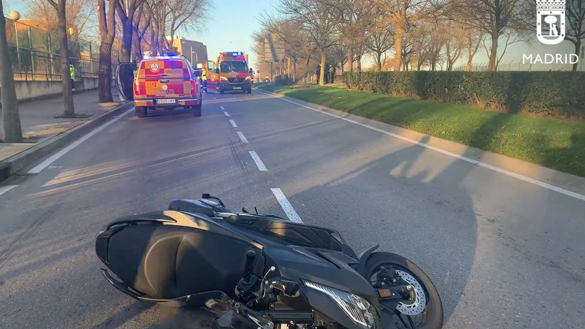 Muere un joven de 25 años al caerse de la moto en Vicálvaro