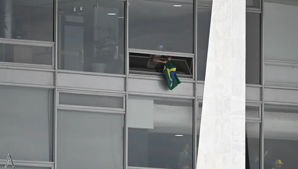 Los ventanales de la sede del poder Judicial y del Congreso Nacional fueron rotos por los manifestantes, que ya ocupan los edificios de los tres poderes en el país. EFE/ Andre Borges