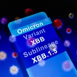 La frase &#39;Ómicron, variante XBB y su sublinaje XBB.1.5&#39;&#39; mostrada en un smartphone con fondo de representación visual de virus.05/01/2023