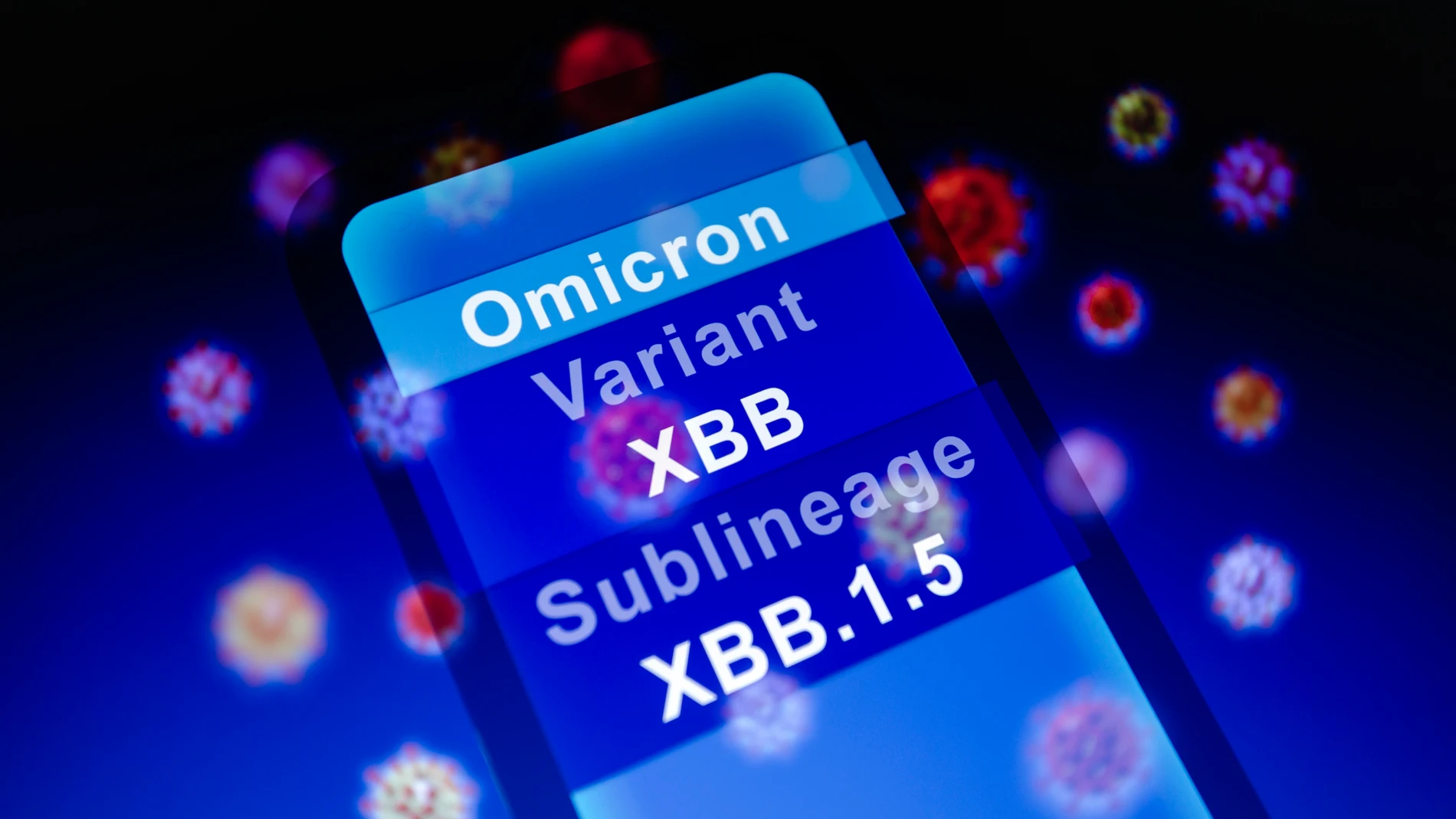 La frase 'Ómicron, variante XBB y su sublinaje XBB.1.5'' mostrada en un smartphone con fondo de representación visual de virus.05/01/2023