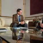 El presidente de la Junta de Andalucía, Juanma Moreno, y el consejero delegado de Endesa, José Bogas, en la reunión de este lunes en Sevilla.JUNTA DE ANDALUCÍA09/01/2023