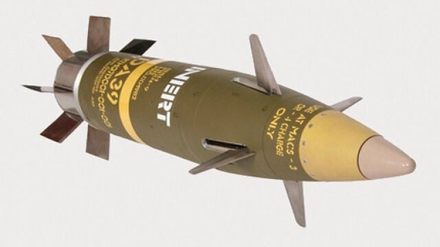 Un proyectil Excalibur diseñado conjuntamente por Raytheon Missiles & Defense y BAE Systems Bofor