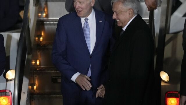 El presidente de Estados Unidos, Joe Biden, es recibido por su homólogo mexicano, Andrés Manuel López Obrador, en el Aeropuerto Internacional Felipe Ángeles en Zumpango
