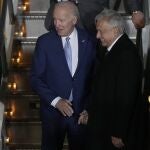 El presidente de Estados Unidos, Joe Biden, es recibido por su homólogo mexicano, Andrés Manuel López Obrador, en el Aeropuerto Internacional Felipe Ángeles en Zumpango