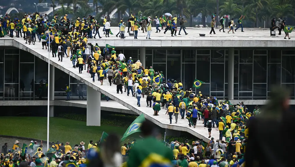 Manifestantes invaden sede del poder y la Presidencia de la República en Brasil | Fuente: EFE/ Andre Borges