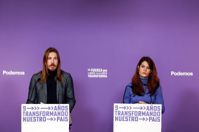 Los portavoces de Unidas Podemos, Isa Serra (d) y Pablo Fernández (i) durante la rueda de prensa celebrada este lunes en la sede del partido