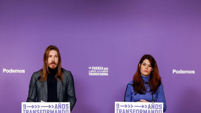 Los portavoces de Unidas Podemos, Isa Serra (d) y Pablo Fernández (i) durante la rueda de prensa celebrada este lunes en la sede del partido