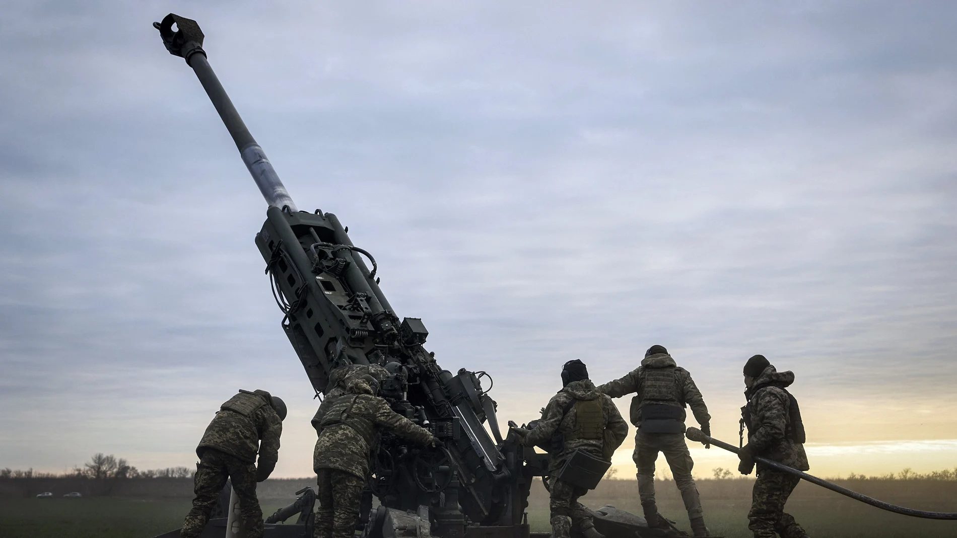 Un obús M777 fabricado en EEUU en el frente de Jersón operado por soldados ucranianos