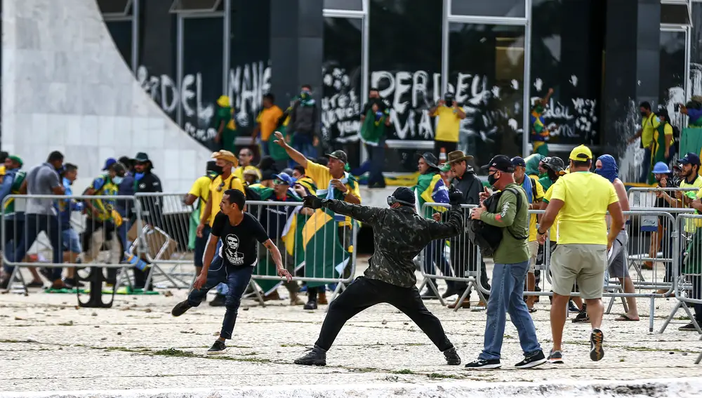 Policías antidisturbios accedieron este domingo al palacio presidencial de Planalto, sede del Gobierno de Brasil, que está tomado por cientos de seguidores radicales del expresidente Jair Bolsonaro, en Brasilia (Brasil)