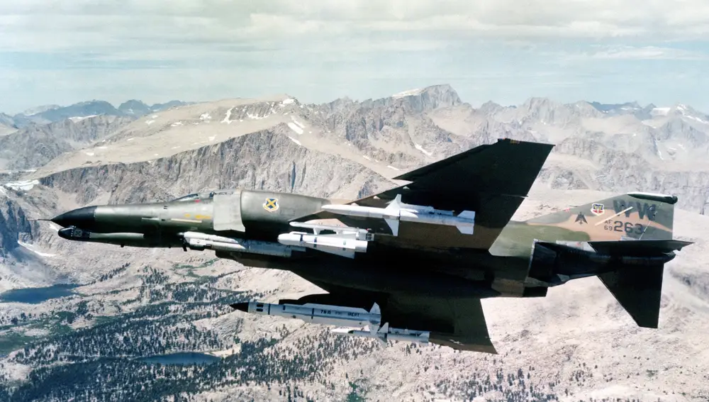 Un F-4G Phantom II muestra sus distintos tipos de misiles: AGM-45, AGM-65, AGM-78 y AGM-88.