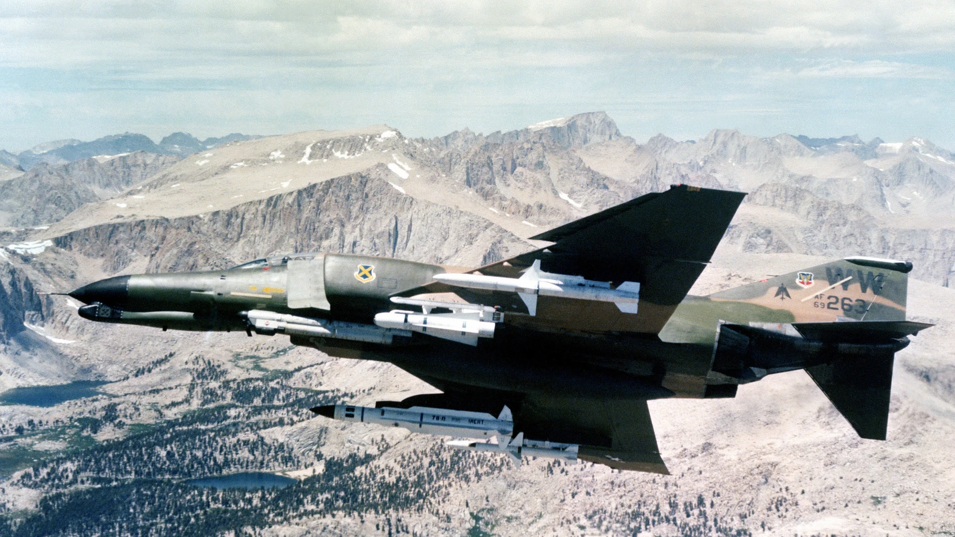 Un F-4G Phantom II muestra sus distintos tipos de misiles: AGM-45, AGM-65, AGM-78 y AGM-88.
