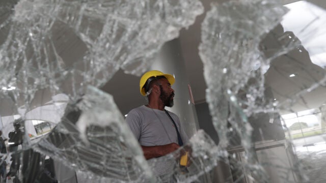 Fotografía que muestra los destrozos en el Palacio de Planalto luego de que manifestantes bolsonaristas invedieran los edificios gubernamentales, en Brasilia (Brasil) | Fuente: EFE/ André Coelho