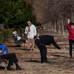 Un grupo de jubilados hace ejercicio en el madrileño parque del Retiro