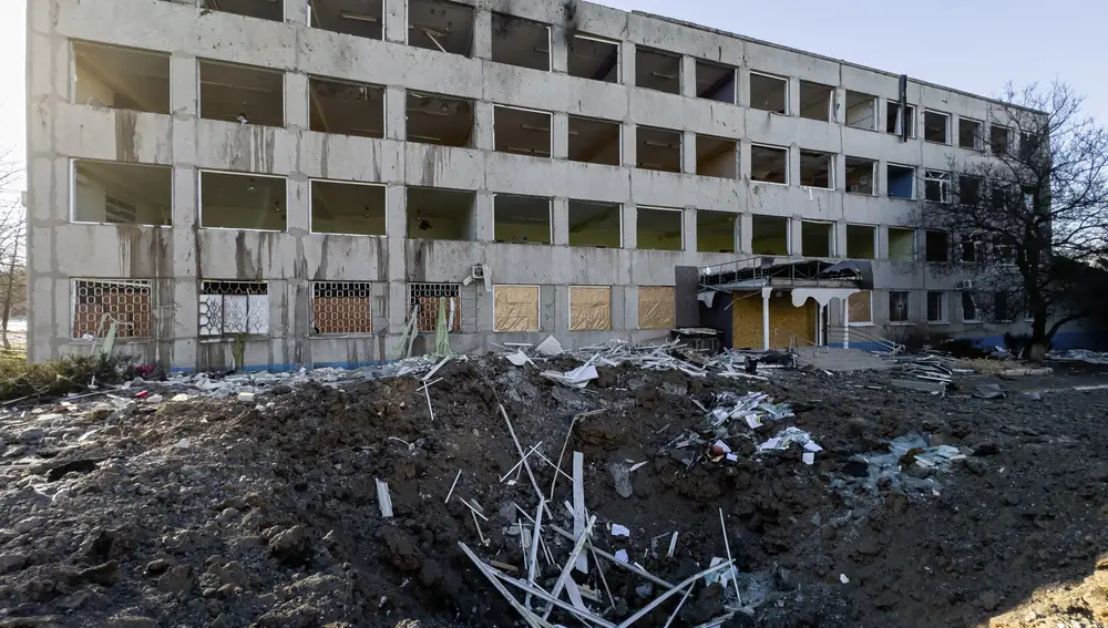 Trabajadores municipales retiran los escombros del tejado del Colegio nº 47 dañado por un ataque ruso con cohetes en Kramatorsk