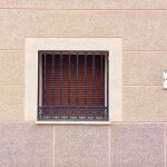 Imagen de la fachada de la vivienda con la palabra "Vox"