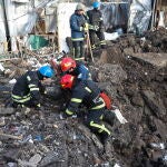Rescatistas ucranianos trabajan en el lugar de un mercado local alcanzado por un bombardeo en la localidad de Shevchenkove, región de Járkiv