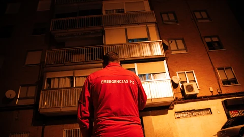 Un trabajador del 112 frente a la vivienda donde una mujer ha envenenado mortalmente a su marido y posteriormente se ha suicidado