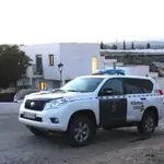 Un coche patrulla en la calle Ossetia del Norte, en Gádor (Almería), donde se perpetró el crimen. RAFAEL GONZÁLEZ-EUROPA PRESS