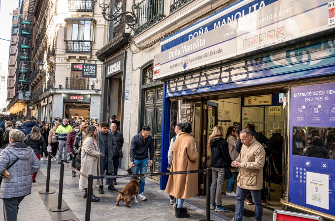 Largas colas a las puertas de la administración de lotería de Doña Manolita este jueves en Madrid, en la víspera de celebración del Sorteo de "El Niño"