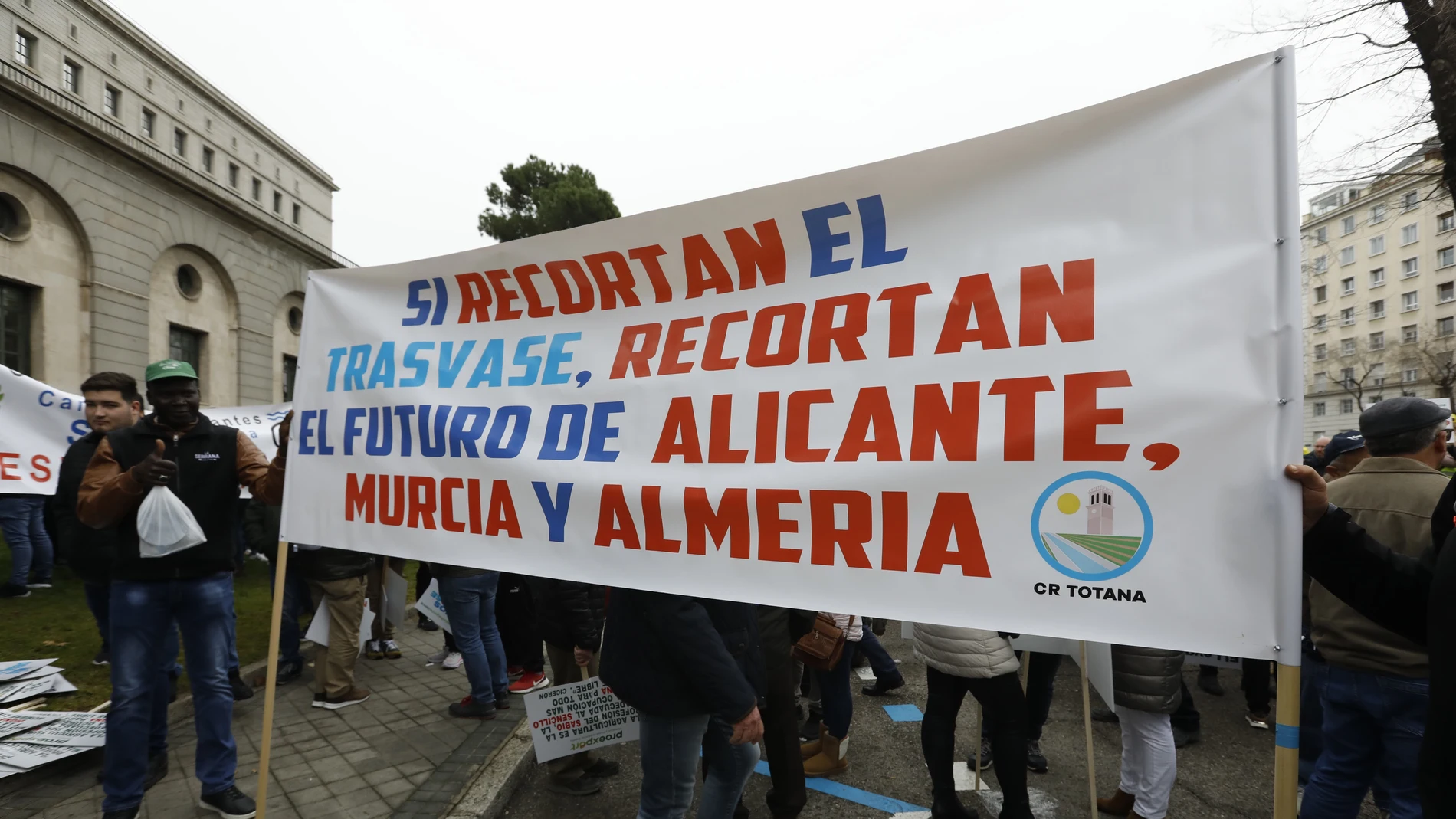Manifestacion frente al Ministerio de Transicion ecologica por el no trasvase Tajo Segura.