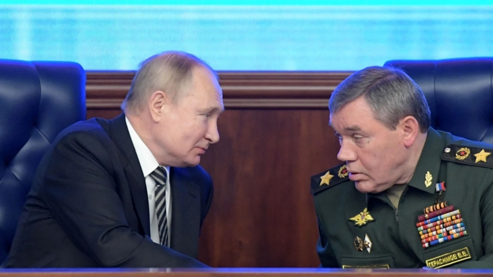 El general Valeri Gerasimov, junto con el presidente ruso Vladimir Putin, en una imagen de archivo