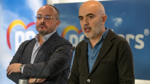 El presidente del Partido Popular de Cataluña y candidato a la Generalitat, Alejandro Fernández (i) y el expresidente del PP y candidato a la alcaldía de Barcelona por el PP, Daniel Sirera (d), durante una rueda de prensa.
