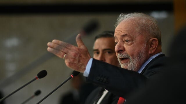 El presidente de Brasil, Luiz Inacio Lula da Silva, habla durante reunión con periodistas hoy, en Brasília (Brasil)