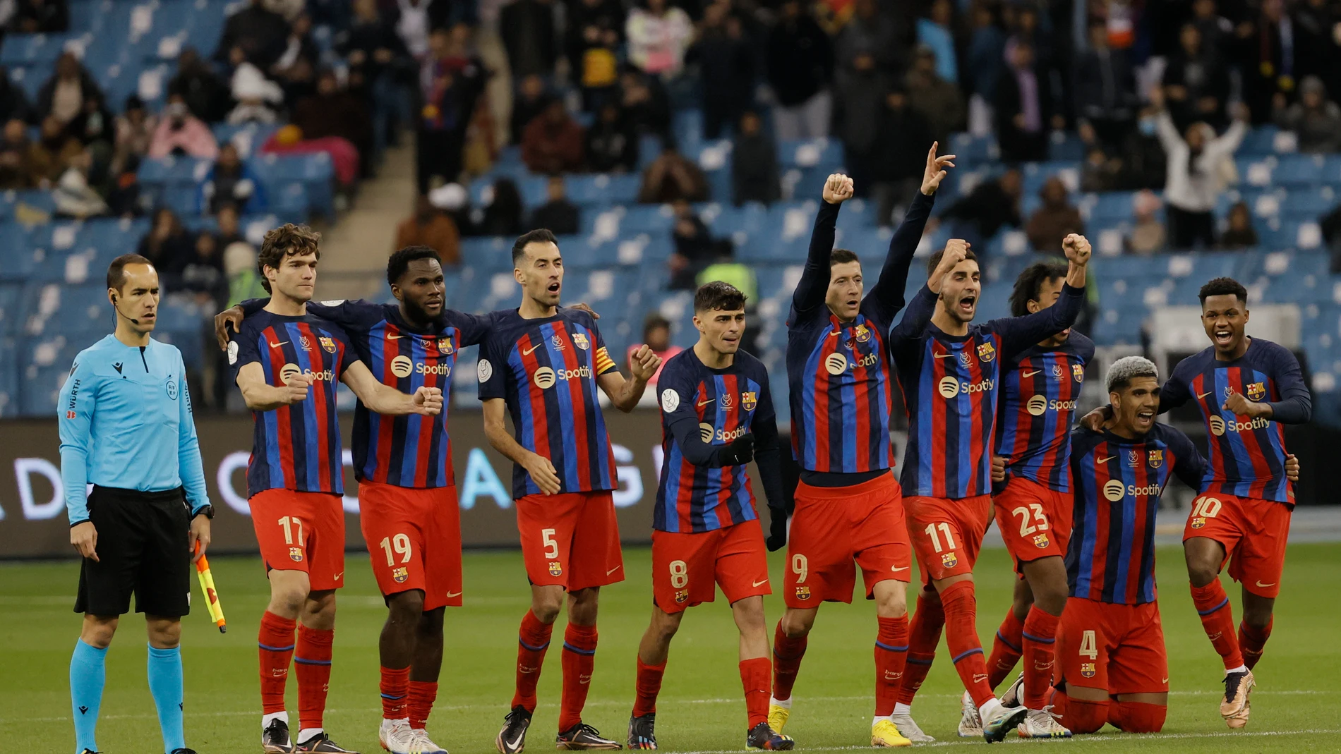 Los jugadores del Barcelona celebran la clasificación para la final