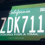 En California han comenzado a utilizar matrículas digitales en los vehículos y ya las han hackeado.