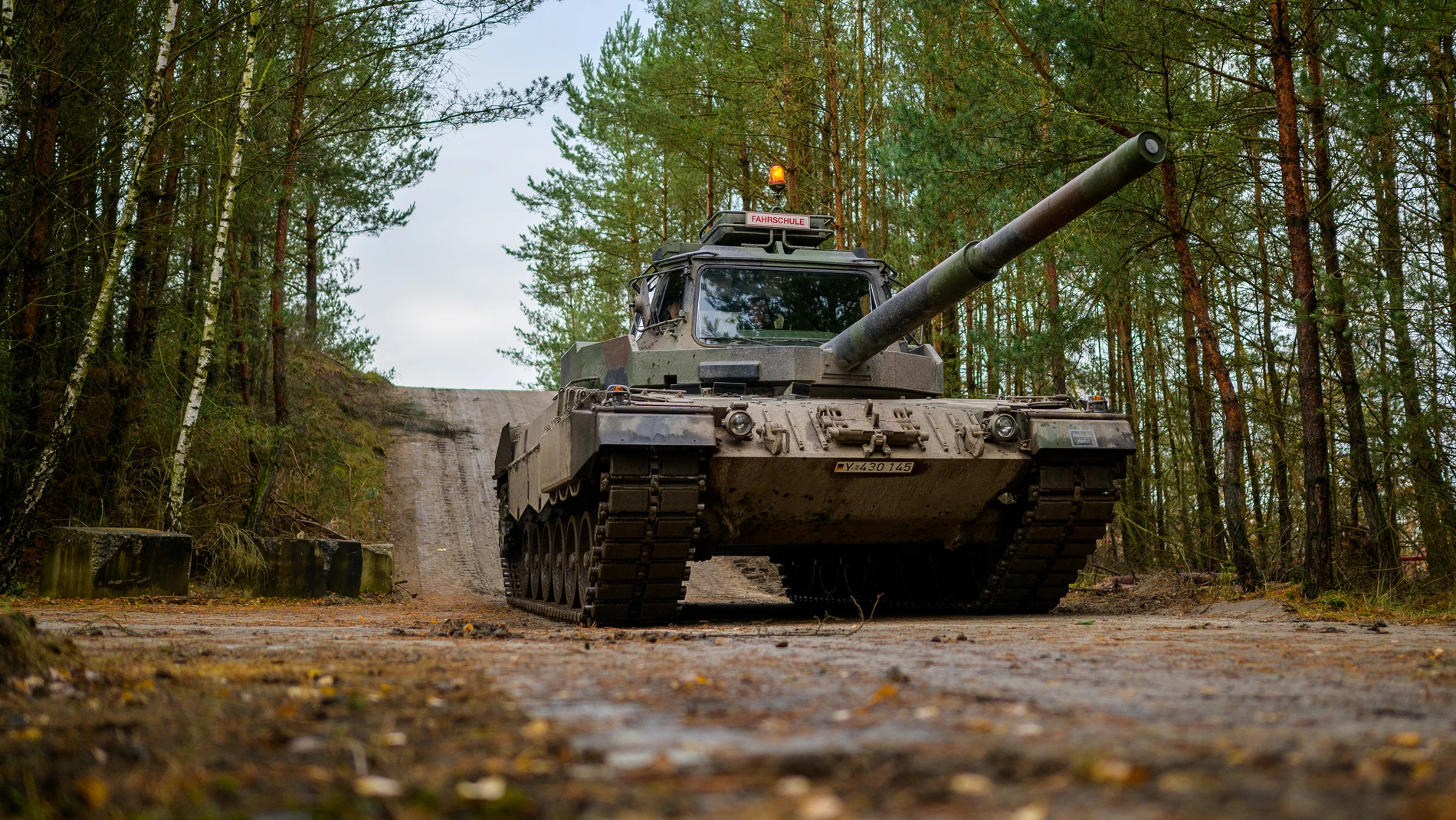 Un soldado eslovaco conduce un tanque de Leopard " de la Bundeswehr