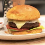 Una de las primeras hamburguesas producidas por SciFi Foods con esta tecnología.