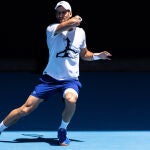 Novak Djokovic se entrena en Melbourne Park, escenario del Open de Australia