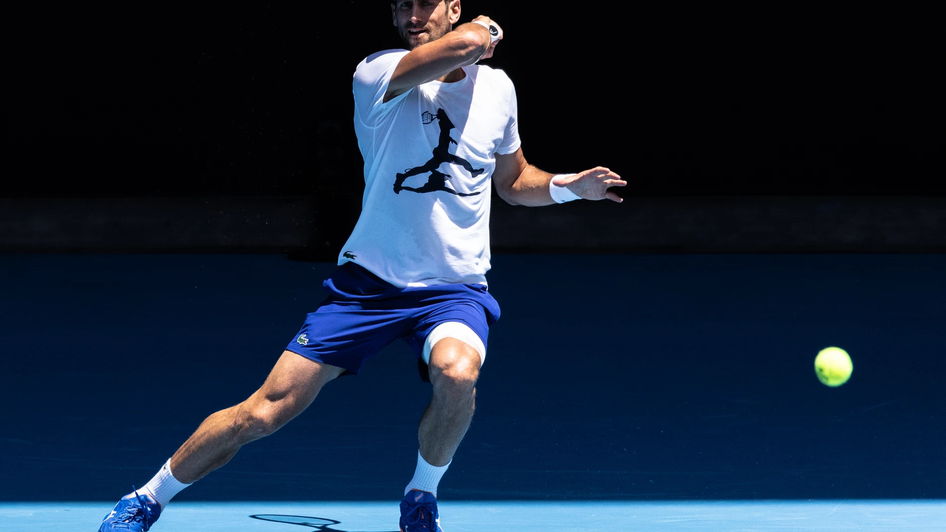 Novak Djokovic se entrena en Melbourne Park, escenario del Open de Australia