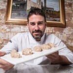Al frente de La Tasquería está Javi Estévez, primer restaurante con Estrella Michelin que sólo ofrece casquería