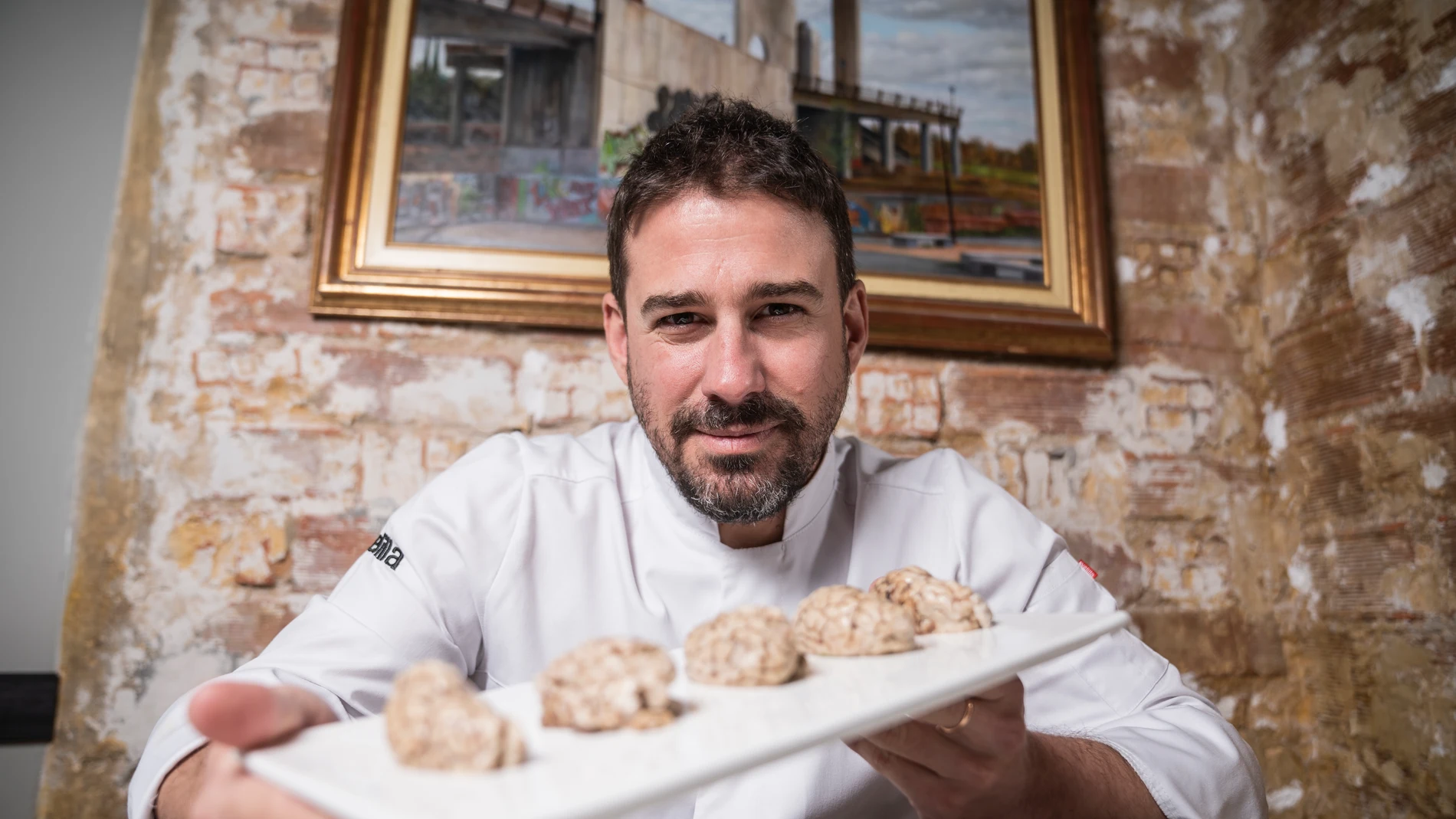 Al frente de La Tasquería está Javi Estévez, primer restaurante con Estrella Michelin que sólo ofrece casquería