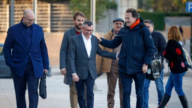 El exjefe de gabinete de Mónica Oltra y actual asesor en la Conselleria de Igualdad y Políticas Inclusivas, Miquel Real (3º i), es saludado por su compañero de partido, Giuseppe Grezzi, a su llegada a la Ciudad de la Justicia
