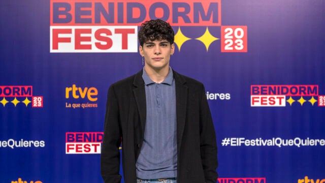 Aritz Arén debuta como cantante por la puerta grande